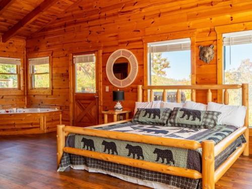 赛维尔维尔Grand Mountain View Lodge By Ghosal Luxury Lodging的小木屋内一间卧室,配有一张床