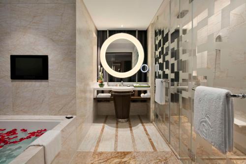 重庆重庆凯宾斯基酒店的带浴缸、水槽和镜子的浴室