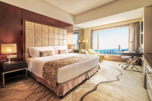 重庆重庆凯宾斯基酒店的一间卧室设有一张大床和一个大窗户