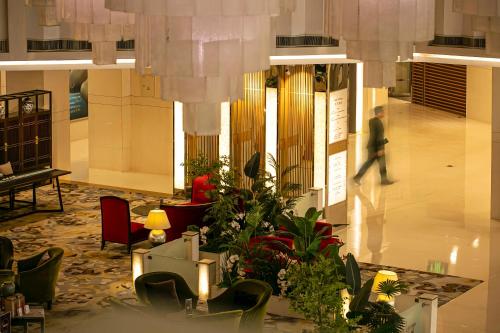 大连大连凯宾斯基饭店的大厅,在大楼里摆放椅子和植物