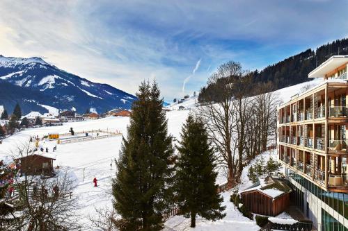 约赫贝格达斯蒂罗尔凯宾斯基饭店的滑雪胜地,设有滑雪场和大楼