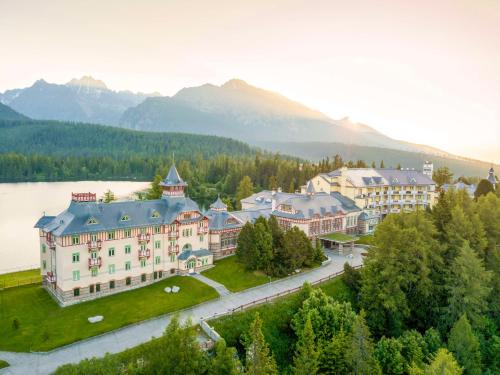 什特尔布斯凯普莱索凯宾斯基高塔特拉山大酒店的享有湖泊和山脉的度假村的空中景致