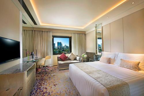 北京北京燕莎中心凯宾斯基饭店的酒店客房设有一张大床和一台电视。