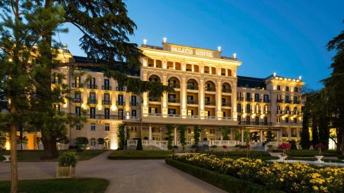 波尔托罗波尔托罗凯宾斯基宫酒店的一座白色的大建筑,灯火通明