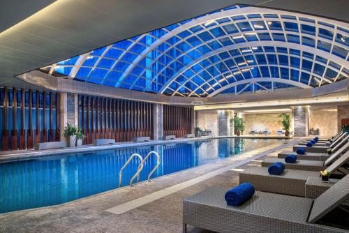 长沙长沙凯宾斯基酒店 的一个带玻璃天花板的大型游泳池
