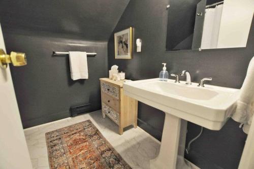 辛辛那提The Hyde Park Suite - 2 Beds的浴室设有白色水槽和镜子