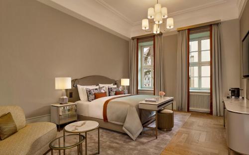 德累斯顿塔森博格帕莱凯宾斯基酒店的一间卧室配有一张大床和一张沙发