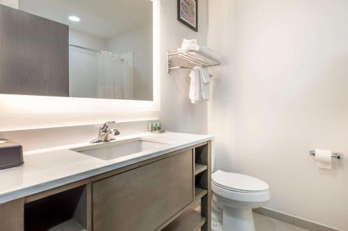 威奇托福尔斯Best Western North Side Inn的白色的浴室设有水槽和卫生间。