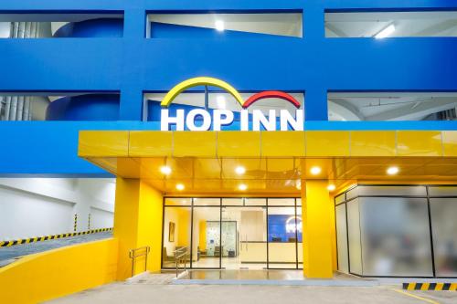 马尼拉Hop Inn Hotel North EDSA Quezon City的一间位于大楼一侧的带标志的mcdonalds餐厅