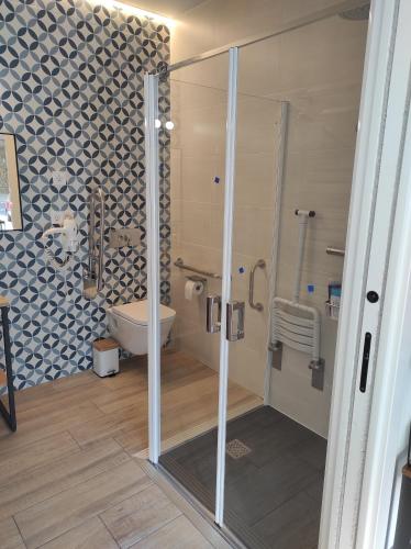 扎鲁亚斯Kaixo Family的一间带卫生间和玻璃淋浴间的浴室