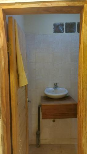 杜阿拉ETOUDI的浴室设有水槽和带镜子的台面
