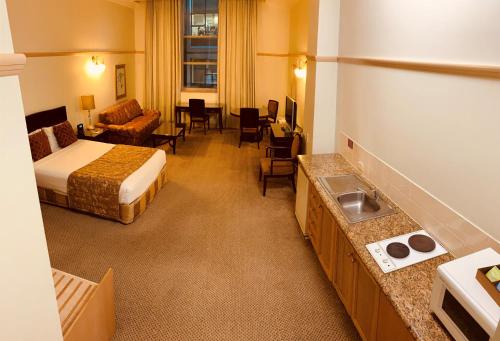 布里斯班皇家阿尔伯特酒店 的酒店客房设有床和客厅。