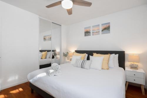 圣地亚哥2 Bedroom - Ocean View Hot Tub Parking - 8 Guest的卧室配有一张白色大床和吊扇