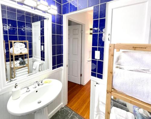 圣地亚哥2 Bedroom - Ocean View Hot Tub Parking - 8 Guest的浴室设有蓝色瓷砖墙壁和水槽
