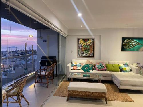 蓬塔赫尔莫萨Apartamento Playa Señoritas的客厅配有沙发和桌子