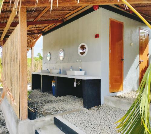道伊斯Riu del Mar Hostel的房屋内带两个水槽的浴室