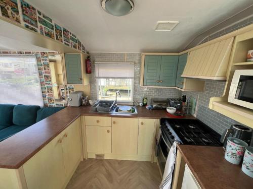 Haven Thornwick Bay - kestrel quays的厨房或小厨房