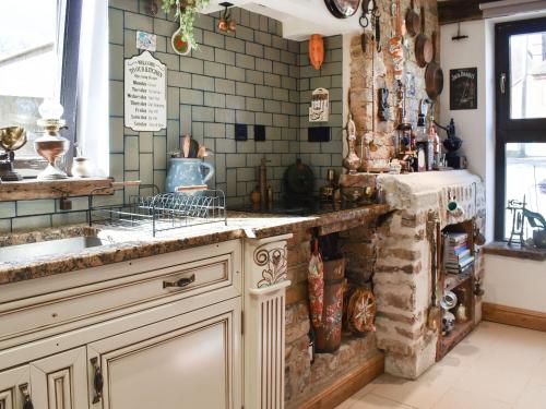 LangleyBramley Cottage的厨房配有水槽和台面