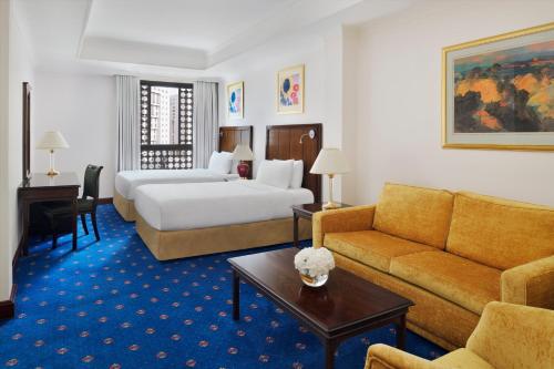 麦地那InterContinental Dar Al Hijra Madinah, an IHG Hotel的酒店客房,配有床和沙发