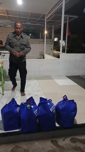 BulakIfrazim home peninggilan的一个人站在四个蓝色袋子旁边
