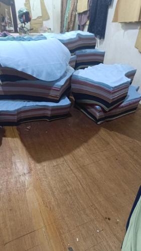 BulakIfrazim home peninggilan的一堆枕头坐在木地板上