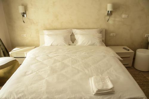 沙巴茨Apartment Venera A&M的一张白色的床,上面有一条毛巾