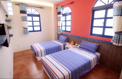 绿岛COOLFREEDIVING Hostel的带2扇窗户的客房内的2张床
