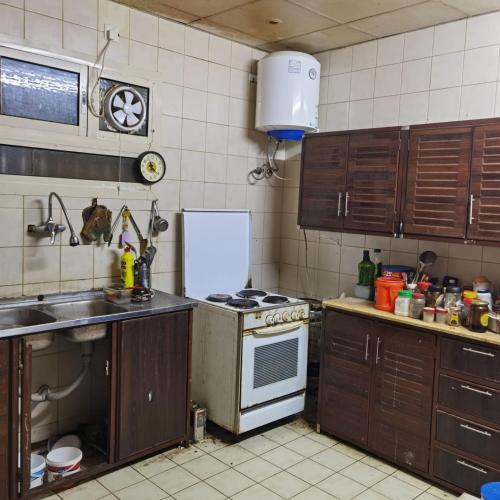 欧奈宰Shared room, Roommate غرفه للمشاركه的厨房配有水槽和炉灶 顶部烤箱