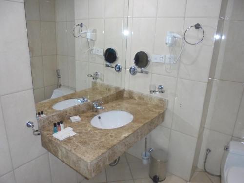 亚的斯亚贝巴萨罗玛丽亚酒店的一间带两个盥洗盆和卫生间的浴室