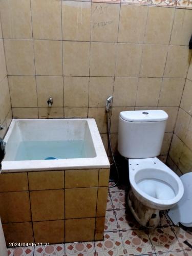 Meruya-hilirIfrazim home palem ganda asri 2的一间带卫生间和浴缸的浴室