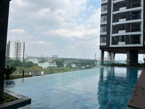 顺安The Emerald Golf View Apartment的大楼前的游泳池