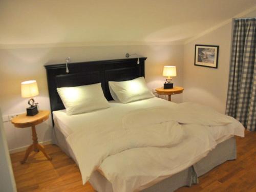 巴特维塞Suite Nuss Modern retreat的一间卧室配有一张带两盏灯的大型白色床。