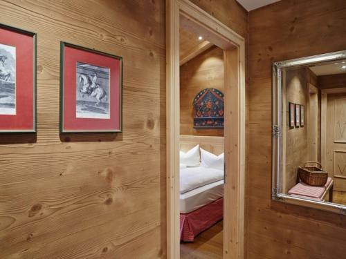 巴特维塞Suite Birch Modern retreat的卧室配有一张床铺,位于带木墙的房间内