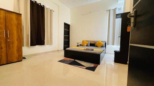 勒克瑙Atulyam Stays Sushant Golf City的客厅配有带黄色枕头的沙发