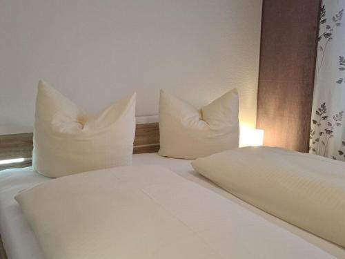 松托芬Horns View Modern retreat的两个枕头坐在房间里的床边