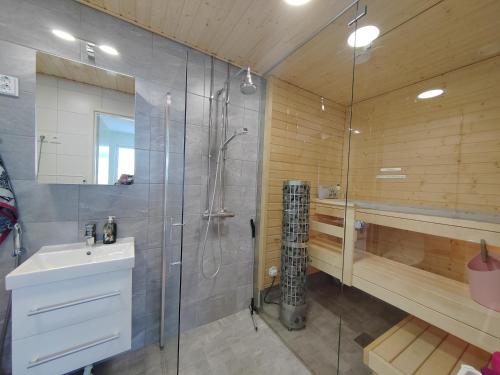 万塔Casa di Sanna with Sauna & free parking的带淋浴和盥洗盆的浴室
