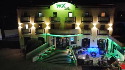 布拉迪斯拉发WX Hotel的晚上酒店享有空中景色