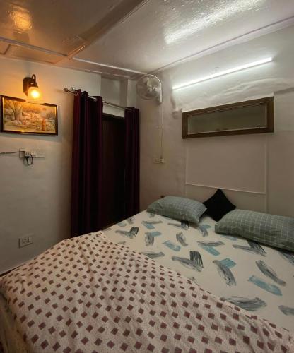 穆索里Landour Vintage Homestay的一间卧室配有一张床和被子