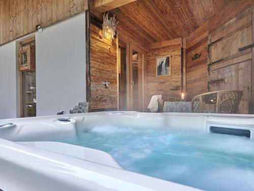 格伦Felsenhütte Modern retreat的木墙客房内的大浴缸