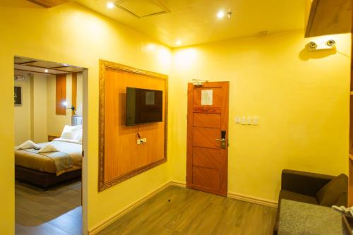 帕加迪安Raim Hotel的一间设有门、床和镜子的房间