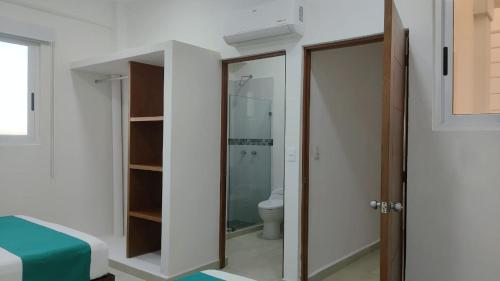 阿卡普尔科Condominio Aeromar的一间带卫生间和玻璃门的浴室