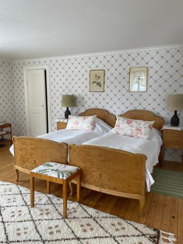 Moholm莫尔勒斯庄园酒店的一间卧室配有一张大床和一张沙发