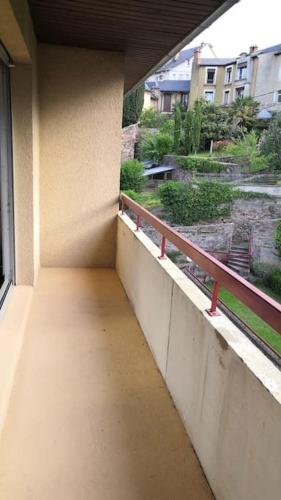 罗德兹Grand T1 très calme Proche centre ville Rodez的享有大楼景致的空阳台