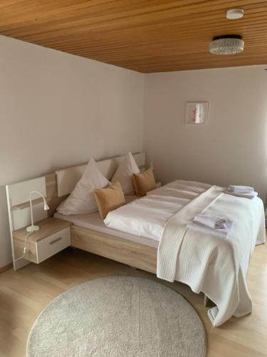 索嫩比赫尔Pension zur Sonnenalb的一间卧室设有一张带木制天花板的大床