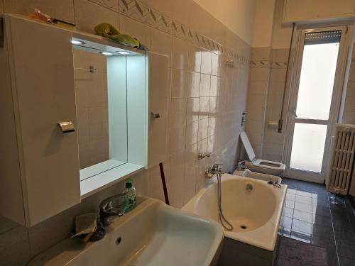 塞斯托-圣乔凡尼2 letti singoli a linea M1 Sesto Rondo'的一间带水槽、浴缸和卫生间的浴室