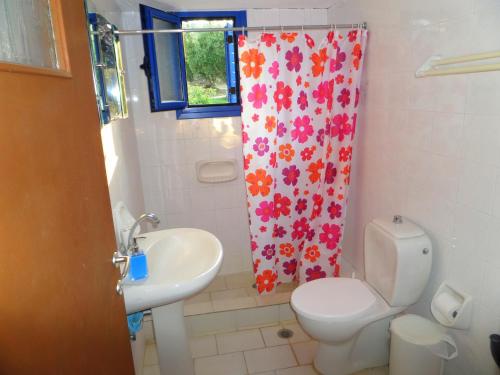 弗纳瑞亚Tentes Holiday Homes的浴室设有卫生间、水槽和淋浴帘