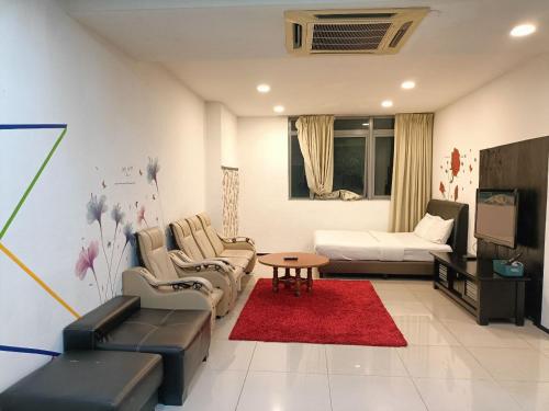 吉隆坡Taragon Apartment - KL的客厅配有沙发和桌子