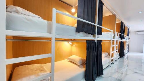 Ban Bo HanAirhub Hostel Phuket Airport的一间设有三张双层床的客房