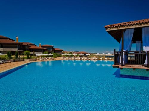 布尔加斯СОЗОПОЛ - MORE SUN СОЗОПОЛИС 2 Б的一座大型蓝色游泳池,带度假村