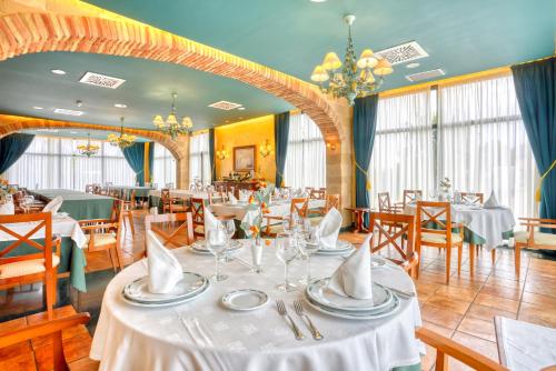 阿尔玛桑阿尔马桑别墅酒店的用餐室配有桌椅和白色的桌子床单